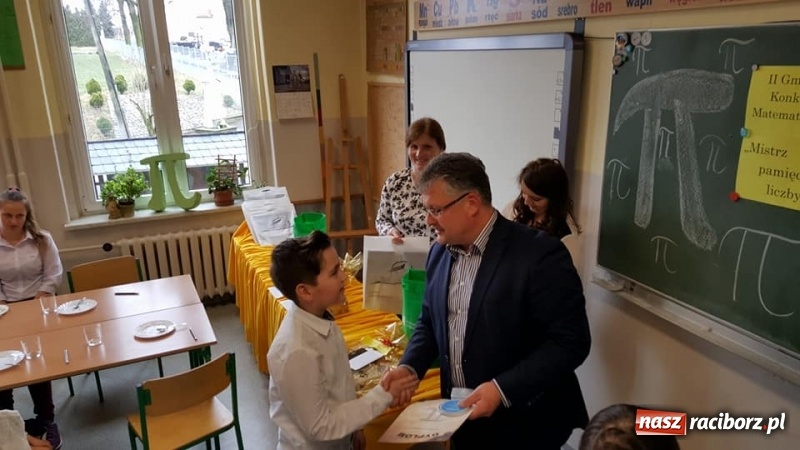 Zdjęcie w galerii na portalu naszraciborz.pl: W Tworkowie wyłoniono mistrzów pamięci liczby PI wiadomości z regionu