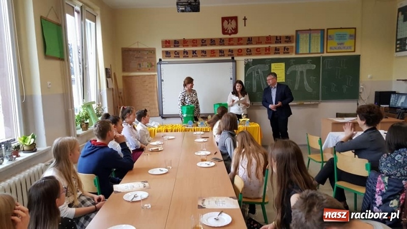 Zdjęcie w galerii na portalu naszraciborz.pl: W Tworkowie wyłoniono mistrzów pamięci liczby PI wiadomości z regionu