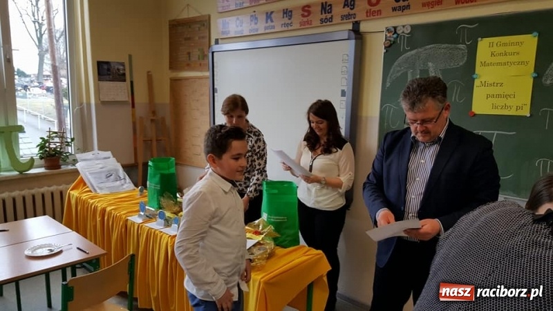Zdjęcie w galerii na portalu naszraciborz.pl: W Tworkowie wyłoniono mistrzów pamięci liczby PI wiadomości z regionu