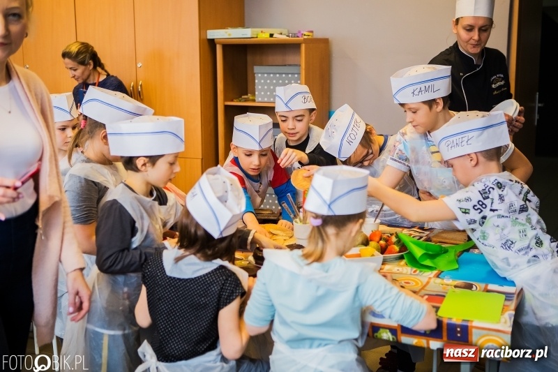 Zdjęcie w galerii na portalu naszraciborz.pl: Warsztaty Zdrowe słodkości w SP 1 wiadomości z regionu