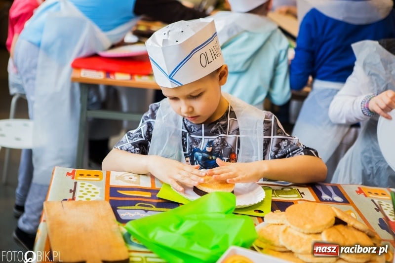 Zdjęcie w galerii na portalu naszraciborz.pl: Warsztaty Zdrowe słodkości w SP 1 wiadomości z regionu