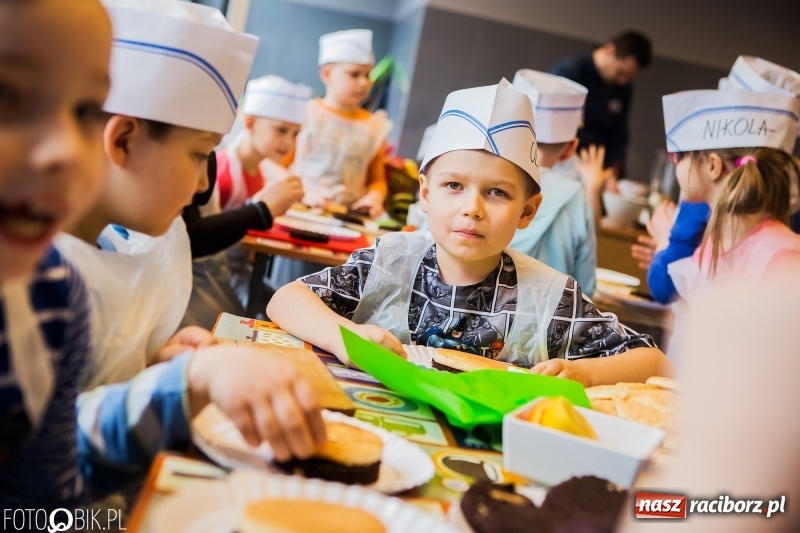 Zdjęcie w galerii na portalu naszraciborz.pl: Warsztaty Zdrowe słodkości w SP 1 wiadomości z regionu