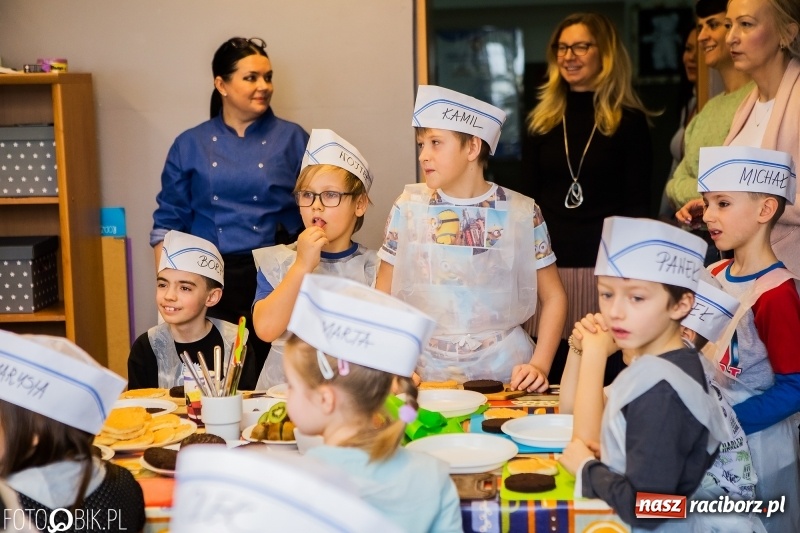 Zdjęcie w galerii na portalu naszraciborz.pl: Warsztaty Zdrowe słodkości w SP 1 wiadomości z regionu