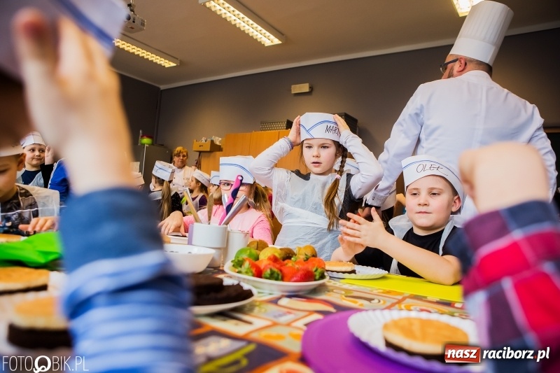 Zdjęcie w galerii na portalu naszraciborz.pl: Warsztaty Zdrowe słodkości w SP 1 wiadomości z regionu
