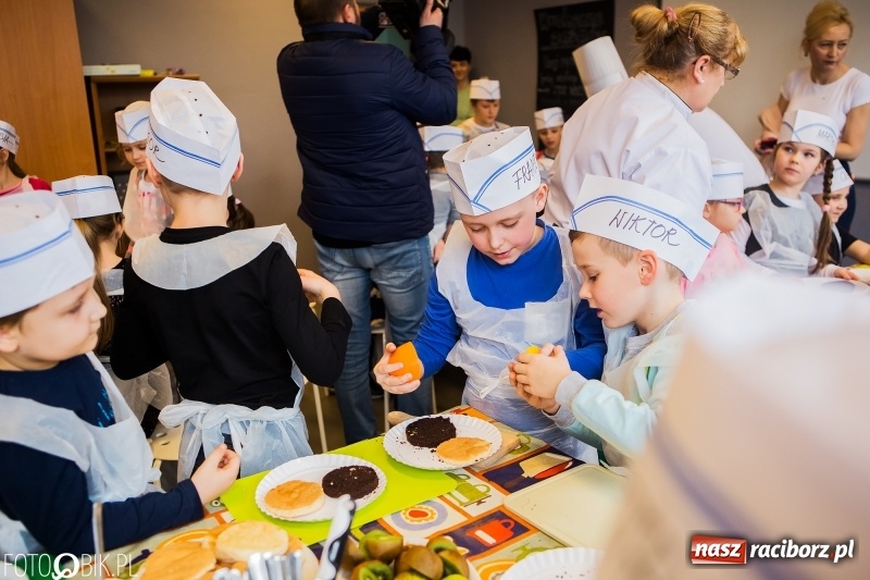 Zdjęcie w galerii na portalu naszraciborz.pl: Warsztaty Zdrowe słodkości w SP 1 wiadomości z regionu