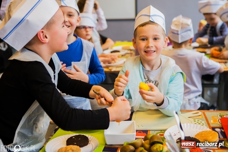 Zdjęcie w galerii na portalu naszraciborz.pl: Warsztaty Zdrowe słodkości w SP 1 wiadomości z regionu