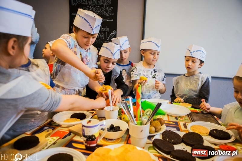 Zdjęcie w galerii na portalu naszraciborz.pl: Warsztaty Zdrowe słodkości w SP 1 wiadomości z regionu
