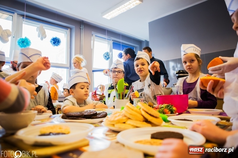 Zdjęcie w galerii na portalu naszraciborz.pl: Warsztaty Zdrowe słodkości w SP 1 wiadomości z regionu