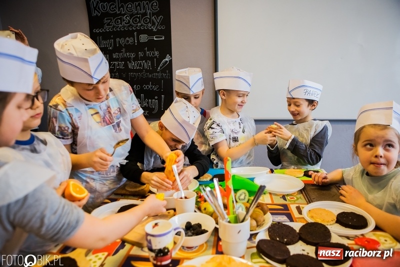 Zdjęcie w galerii na portalu naszraciborz.pl: Warsztaty Zdrowe słodkości w SP 1 wiadomości z regionu