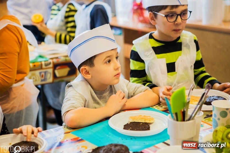 Zdjęcie w galerii na portalu naszraciborz.pl: Warsztaty Zdrowe słodkości w SP 1 wiadomości z regionu
