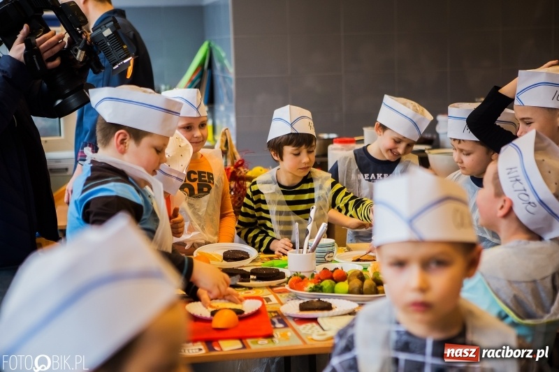 Zdjęcie w galerii na portalu naszraciborz.pl: Warsztaty Zdrowe słodkości w SP 1 wiadomości z regionu