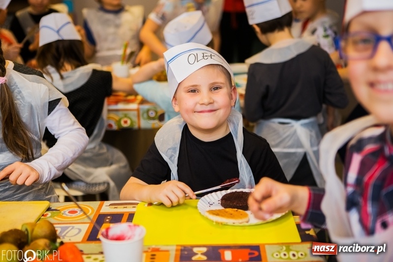 Zdjęcie w galerii na portalu naszraciborz.pl: Warsztaty Zdrowe słodkości w SP 1 wiadomości z regionu