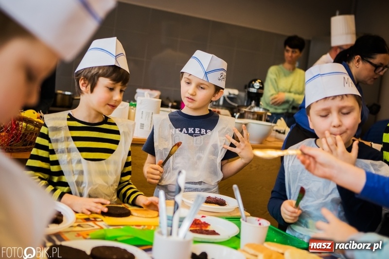 Zdjęcie w galerii na portalu naszraciborz.pl: Warsztaty Zdrowe słodkości w SP 1 wiadomości z regionu