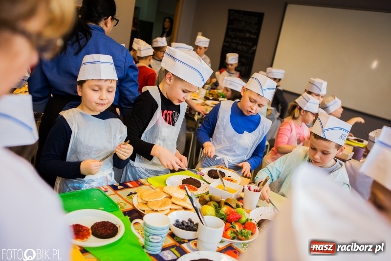 Zdjęcie w galerii na portalu naszraciborz.pl: Warsztaty Zdrowe słodkości w SP 1 wiadomości z regionu