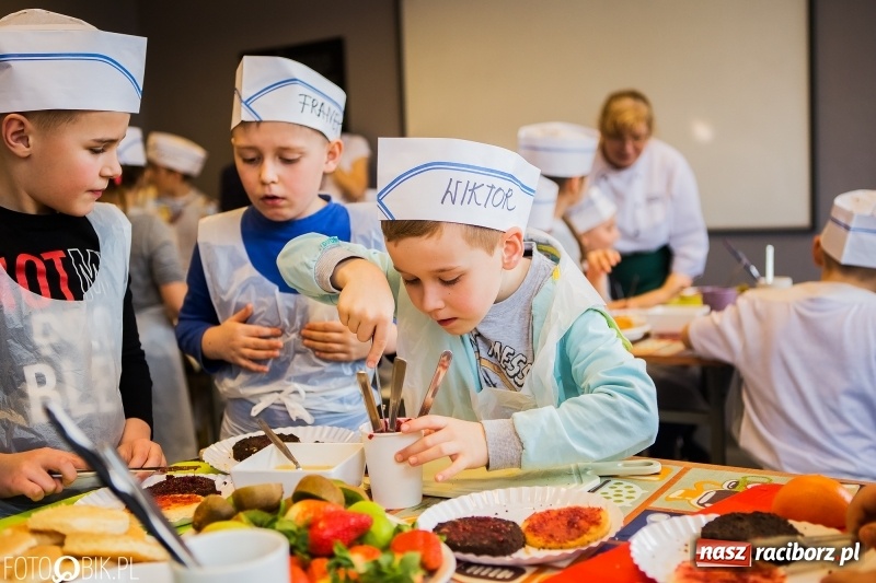 Zdjęcie w galerii na portalu naszraciborz.pl: Warsztaty Zdrowe słodkości w SP 1 wiadomości z regionu