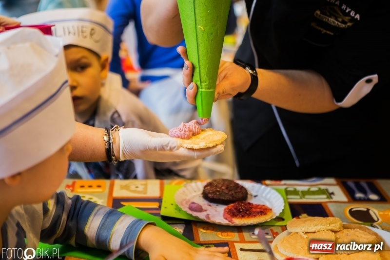 Zdjęcie w galerii na portalu naszraciborz.pl: Warsztaty Zdrowe słodkości w SP 1 wiadomości z regionu