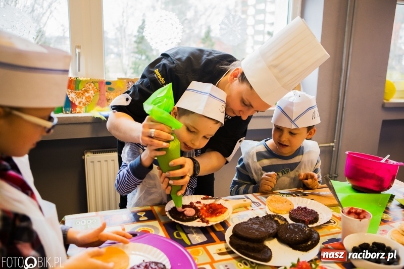 Zdjęcie w galerii na portalu naszraciborz.pl: Warsztaty Zdrowe słodkości w SP 1 wiadomości z regionu