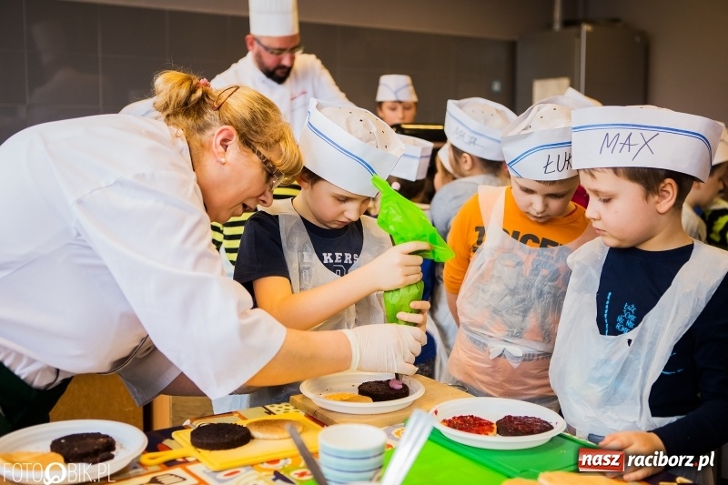 Zdjęcie w galerii na portalu naszraciborz.pl: Warsztaty Zdrowe słodkości w SP 1 wiadomości z regionu