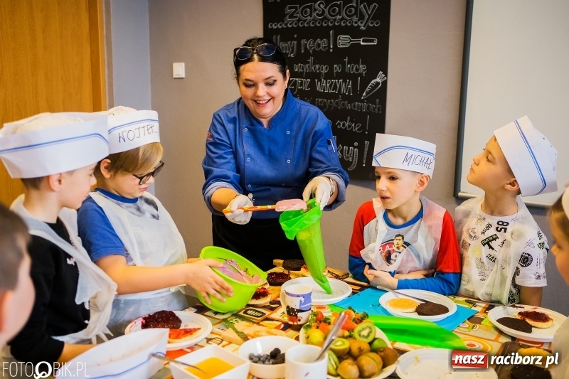 Zdjęcie w galerii na portalu naszraciborz.pl: Warsztaty Zdrowe słodkości w SP 1 wiadomości z regionu