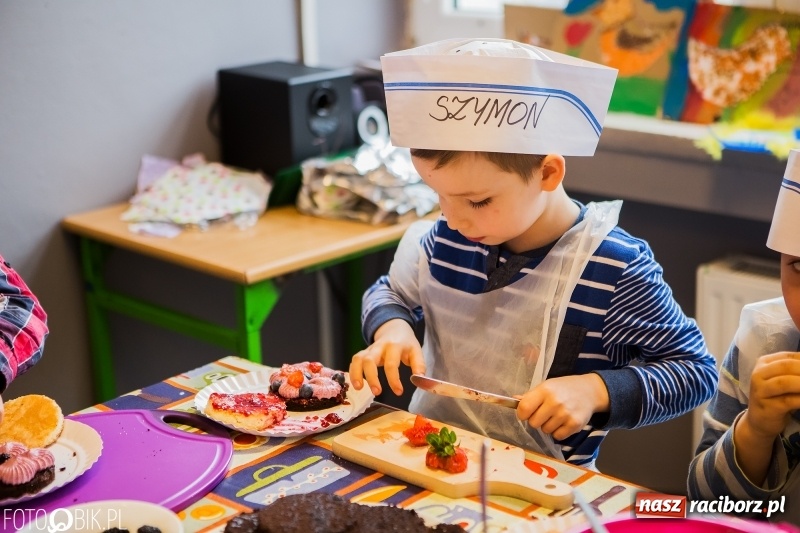Zdjęcie w galerii na portalu naszraciborz.pl: Warsztaty Zdrowe słodkości w SP 1 wiadomości z regionu