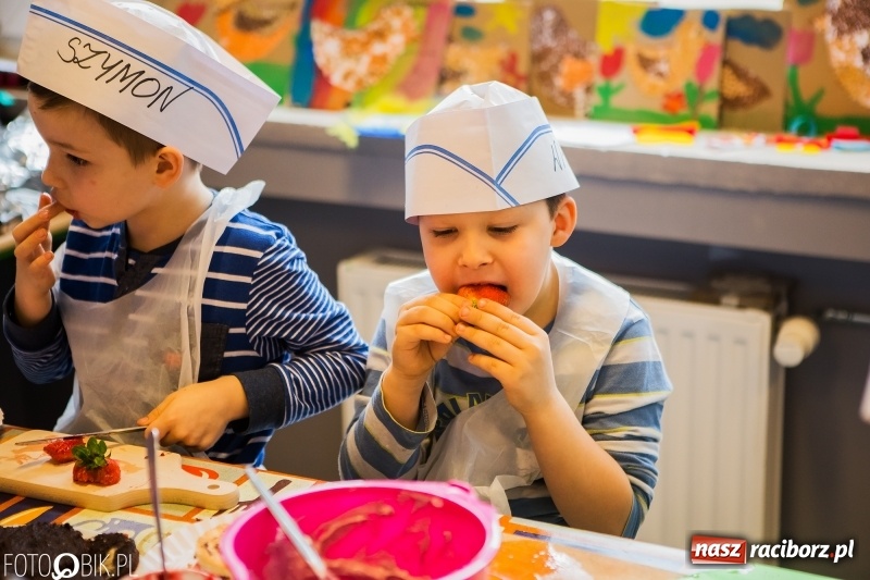 Zdjęcie w galerii na portalu naszraciborz.pl: Warsztaty Zdrowe słodkości w SP 1 wiadomości z regionu