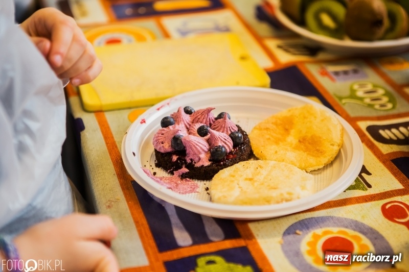Zdjęcie w galerii na portalu naszraciborz.pl: Warsztaty Zdrowe słodkości w SP 1 wiadomości z regionu