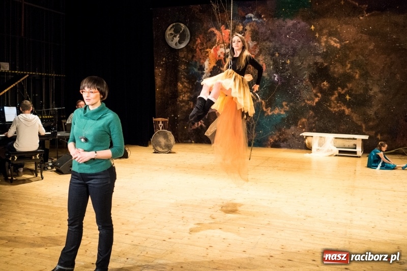 Zdjęcie w galerii na portalu naszraciborz.pl: Usłyszeć srebrną Lunę - tak powstaje spektakl  wiadomości z regionu