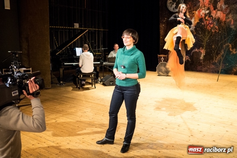 Zdjęcie w galerii na portalu naszraciborz.pl: Usłyszeć srebrną Lunę - tak powstaje spektakl  wiadomości z regionu