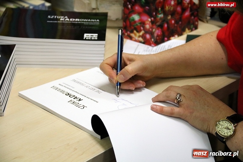 Zdjęcie w galerii na portalu naszraciborz.pl: O fenomenie fotografii - promocja książki Gabrieli Habrom-Rokosz wiadomości z regionu