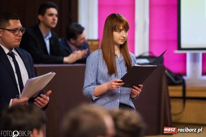 Zdjęcie w galerii na portalu naszraciborz.pl: Mateusz Kubita zwycięzcą Powiatowego Konkursu Wiedzy o Społeczeństwie wiadomości z regionu