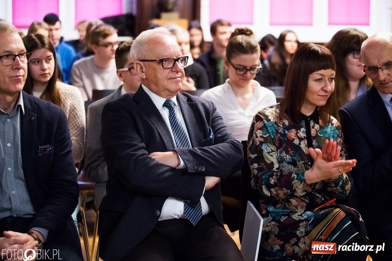 Zdjęcie w galerii na portalu naszraciborz.pl: Mateusz Kubita zwycięzcą Powiatowego Konkursu Wiedzy o Społeczeństwie wiadomości z regionu