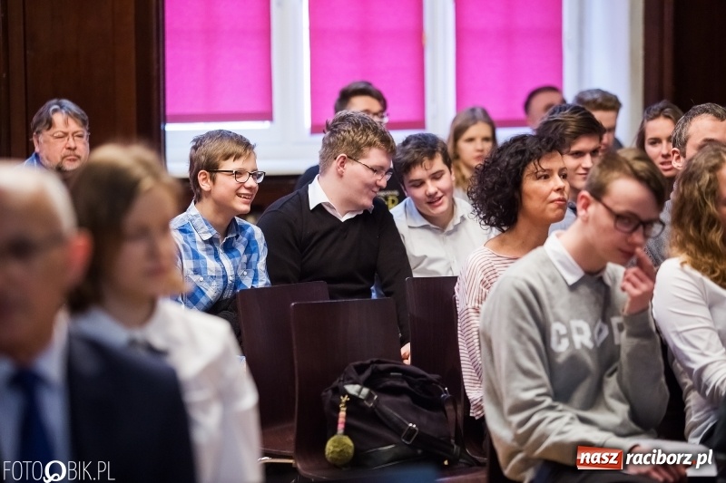 Zdjęcie w galerii na portalu naszraciborz.pl: Mateusz Kubita zwycięzcą Powiatowego Konkursu Wiedzy o Społeczeństwie wiadomości z regionu