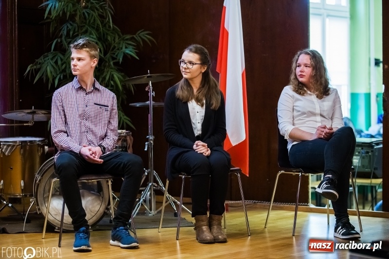 Zdjęcie w galerii na portalu naszraciborz.pl: Mateusz Kubita zwycięzcą Powiatowego Konkursu Wiedzy o Społeczeństwie wiadomości z regionu
