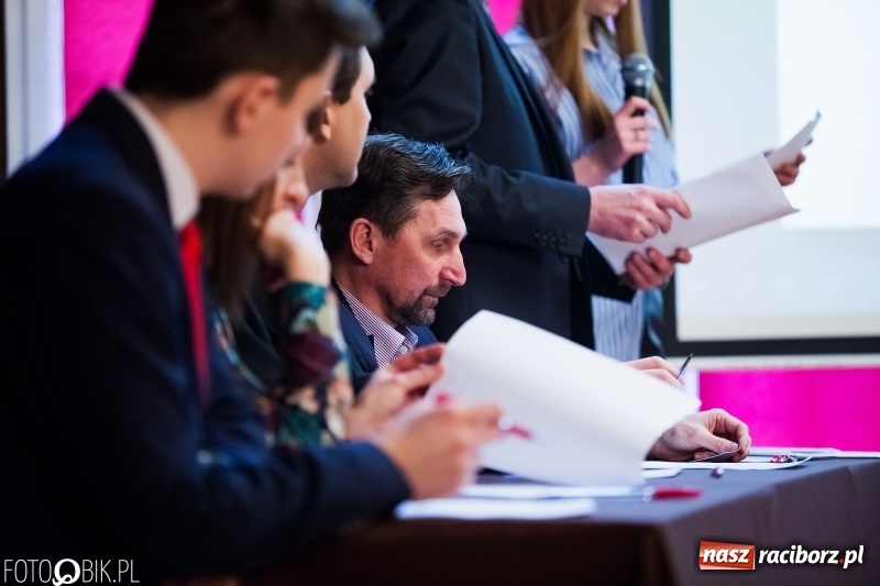 Zdjęcie w galerii na portalu naszraciborz.pl: Mateusz Kubita zwycięzcą Powiatowego Konkursu Wiedzy o Społeczeństwie wiadomości z regionu