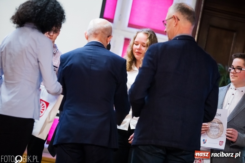 Zdjęcie w galerii na portalu naszraciborz.pl: Mateusz Kubita zwycięzcą Powiatowego Konkursu Wiedzy o Społeczeństwie wiadomości z regionu