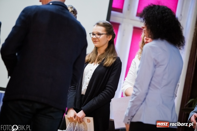 Zdjęcie w galerii na portalu naszraciborz.pl: Mateusz Kubita zwycięzcą Powiatowego Konkursu Wiedzy o Społeczeństwie wiadomości z regionu