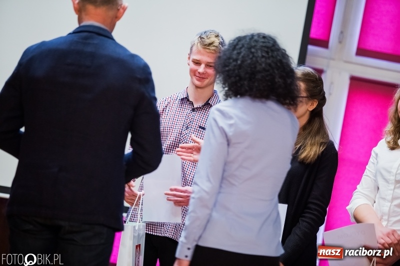 Zdjęcie w galerii na portalu naszraciborz.pl: Mateusz Kubita zwycięzcą Powiatowego Konkursu Wiedzy o Społeczeństwie wiadomości z regionu