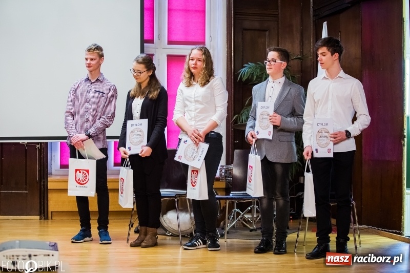Zdjęcie w galerii na portalu naszraciborz.pl: Mateusz Kubita zwycięzcą Powiatowego Konkursu Wiedzy o Społeczeństwie wiadomości z regionu