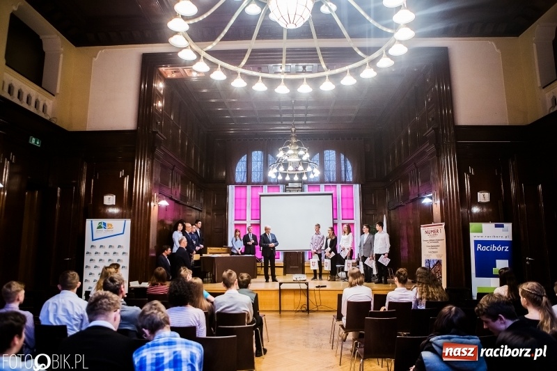 Zdjęcie w galerii na portalu naszraciborz.pl: Mateusz Kubita zwycięzcą Powiatowego Konkursu Wiedzy o Społeczeństwie wiadomości z regionu