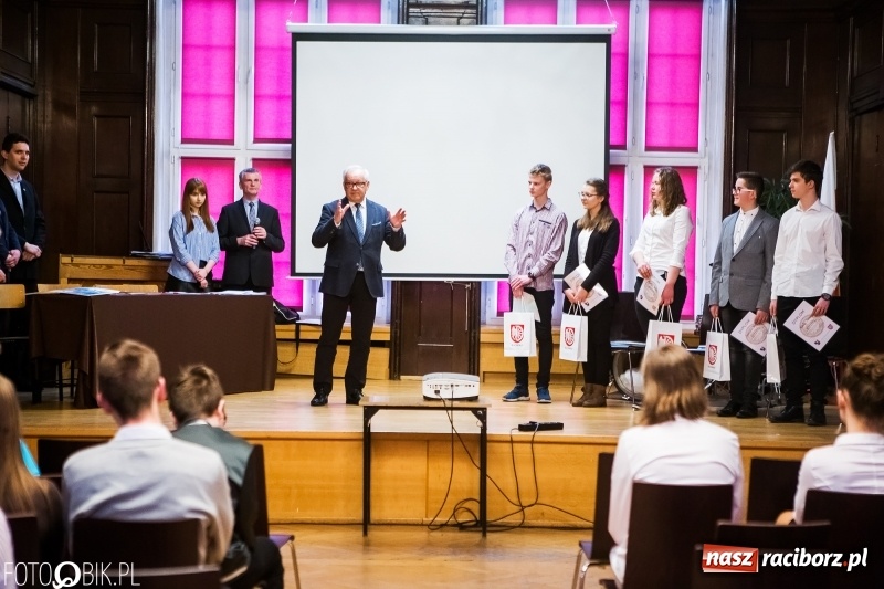 Zdjęcie w galerii na portalu naszraciborz.pl: Mateusz Kubita zwycięzcą Powiatowego Konkursu Wiedzy o Społeczeństwie wiadomości z regionu