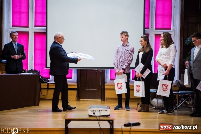 Zdjęcie w galerii na portalu naszraciborz.pl: Mateusz Kubita zwycięzcą Powiatowego Konkursu Wiedzy o Społeczeństwie wiadomości z regionu