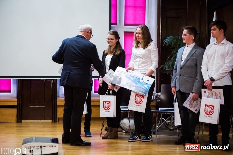Zdjęcie w galerii na portalu naszraciborz.pl: Mateusz Kubita zwycięzcą Powiatowego Konkursu Wiedzy o Społeczeństwie wiadomości z regionu