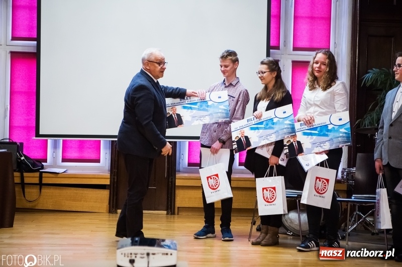 Zdjęcie w galerii na portalu naszraciborz.pl: Mateusz Kubita zwycięzcą Powiatowego Konkursu Wiedzy o Społeczeństwie wiadomości z regionu