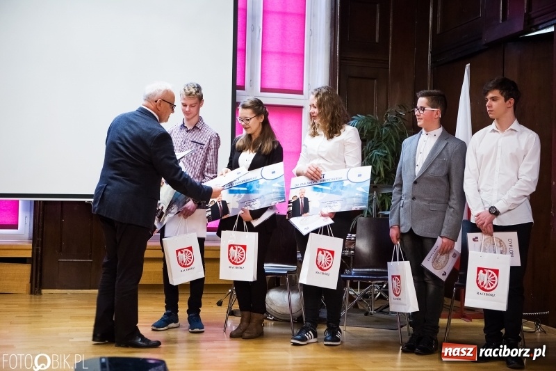 Zdjęcie w galerii na portalu naszraciborz.pl: Mateusz Kubita zwycięzcą Powiatowego Konkursu Wiedzy o Społeczeństwie wiadomości z regionu