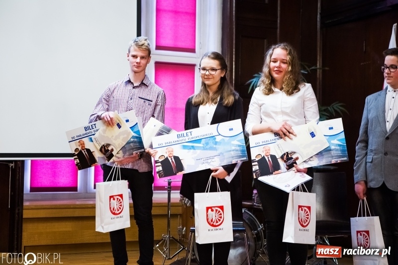 Zdjęcie w galerii na portalu naszraciborz.pl: Mateusz Kubita zwycięzcą Powiatowego Konkursu Wiedzy o Społeczeństwie wiadomości z regionu