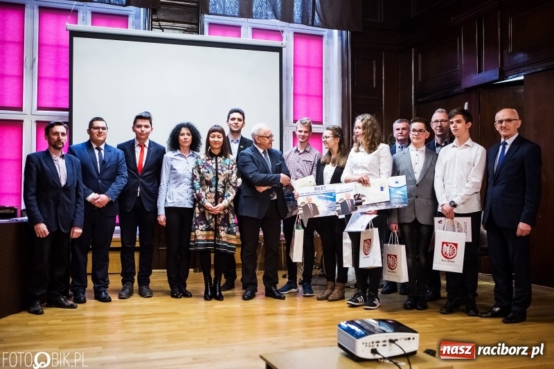 Zdjęcie w galerii na portalu naszraciborz.pl: Mateusz Kubita zwycięzcą Powiatowego Konkursu Wiedzy o Społeczeństwie wiadomości z regionu