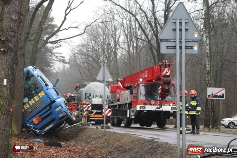 Zdjęcie w galerii na portalu naszraciborz.pl: Akcja Cysterna w Rudach. 23 zastępy zawodowej straży, ewakuacja i duże straty materialne wiadomości z regionu