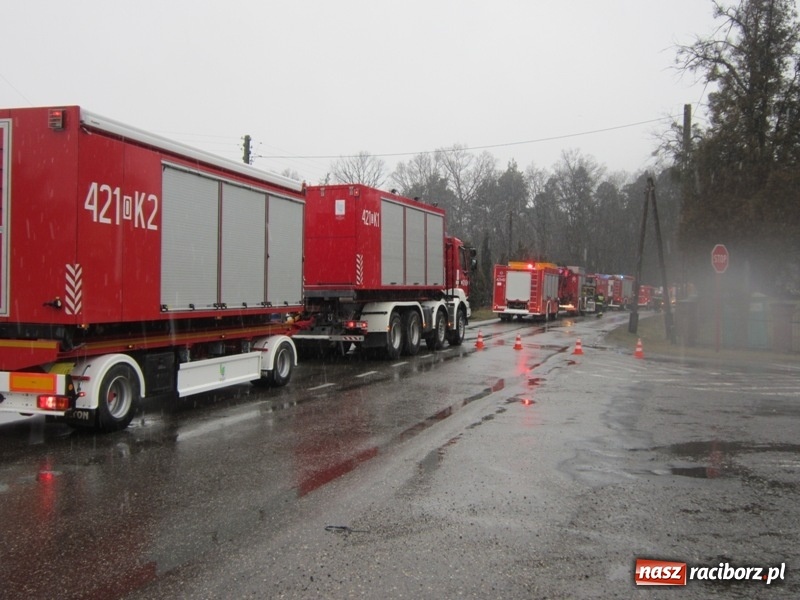 Zdjęcie w galerii na portalu naszraciborz.pl: Akcja Cysterna w Rudach. 23 zastępy zawodowej straży, ewakuacja i duże straty materialne wiadomości z regionu