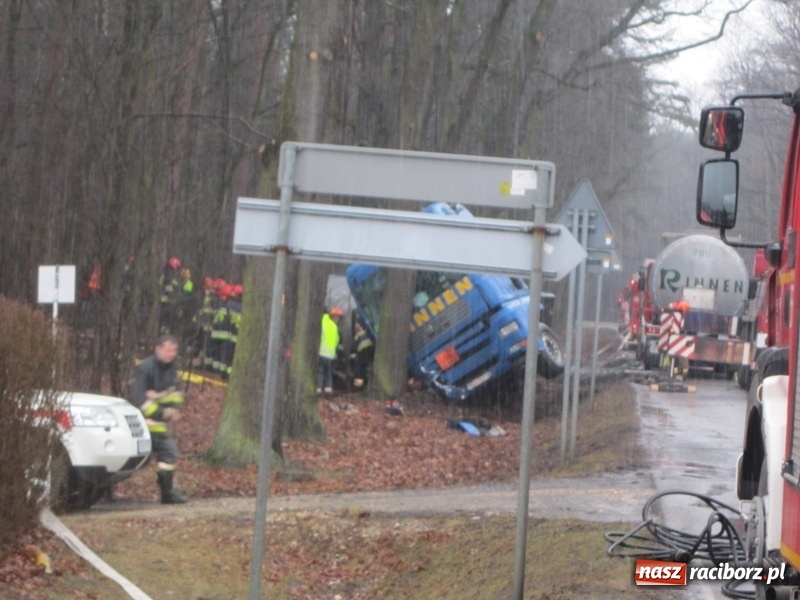 Zdjęcie w galerii na portalu naszraciborz.pl: Akcja Cysterna w Rudach. 23 zastępy zawodowej straży, ewakuacja i duże straty materialne wiadomości z regionu