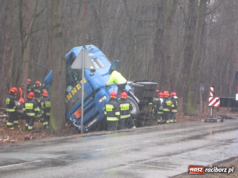 Zdjęcie w galerii na portalu naszraciborz.pl: Akcja Cysterna w Rudach. 23 zastępy zawodowej straży, ewakuacja i duże straty materialne wiadomości z regionu